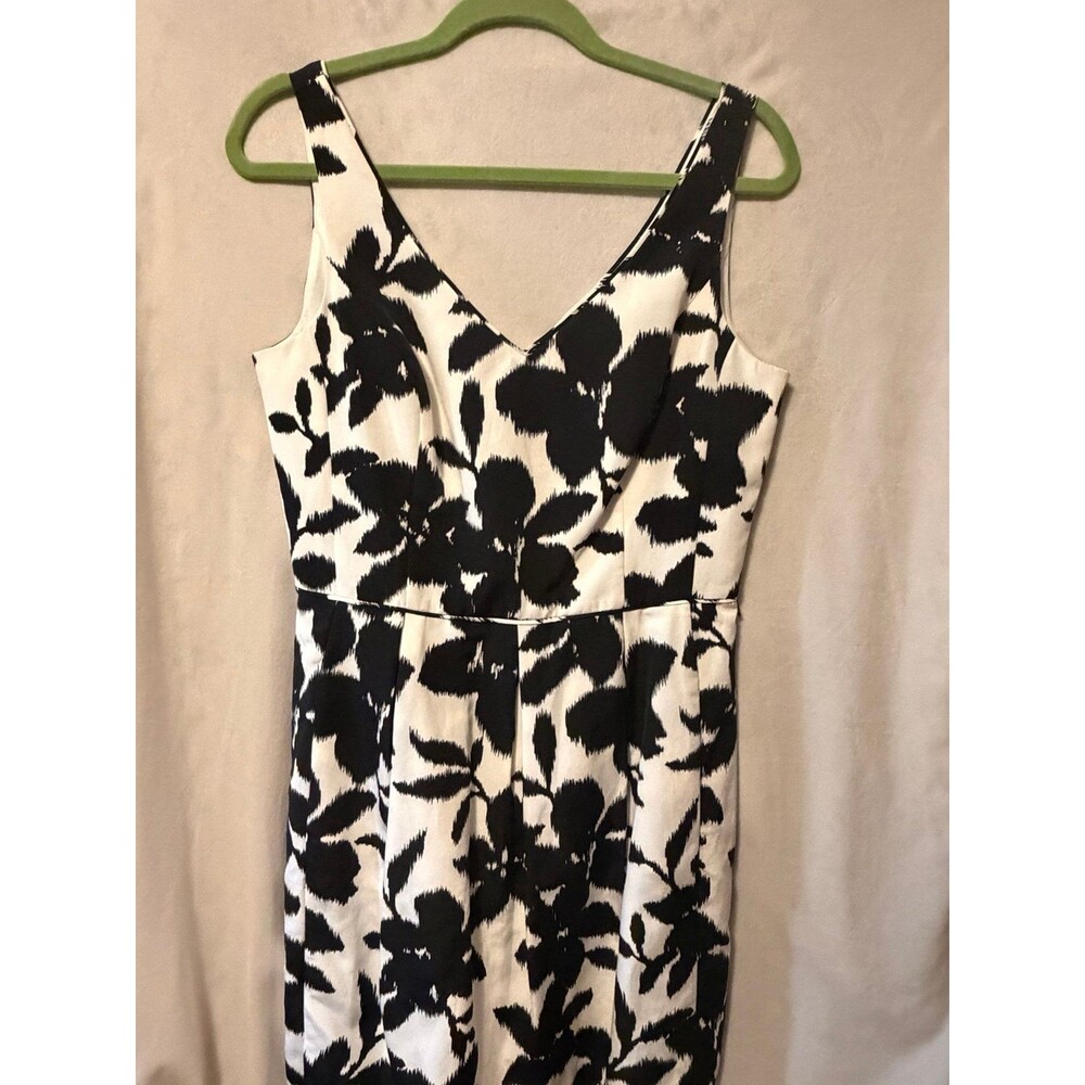 White House Black Market Size 10 Black White Abstract Floral V-Neck Dress